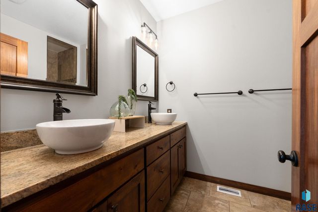 8608 S Carver Cir Circle, Sioux Falls, SD 57108