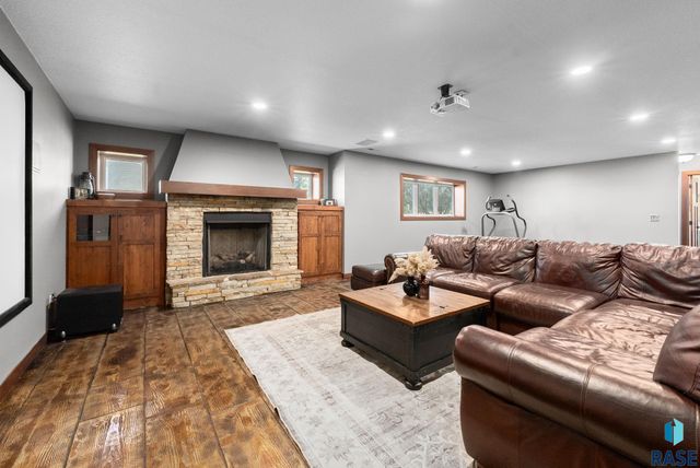 8608 S Carver Cir Circle, Sioux Falls, SD 57108