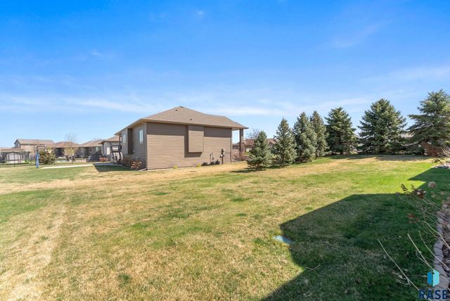 8608 S Carver Cir Circle, Sioux Falls, SD 57108