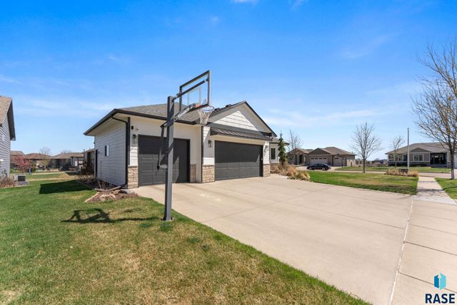8608 S Carver Cir Circle, Sioux Falls, SD 57108