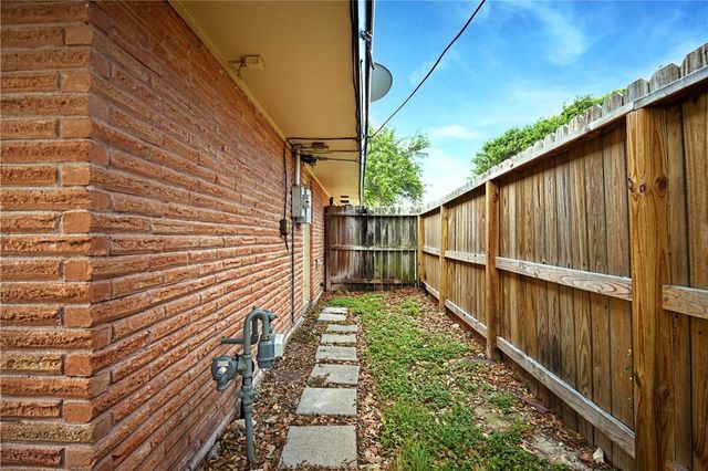 225 Blanco Dr, Portland, TX 78374