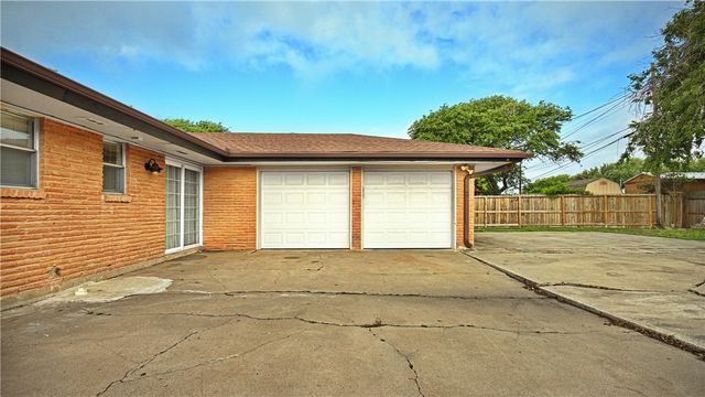 225 Blanco Dr, Portland, TX 78374