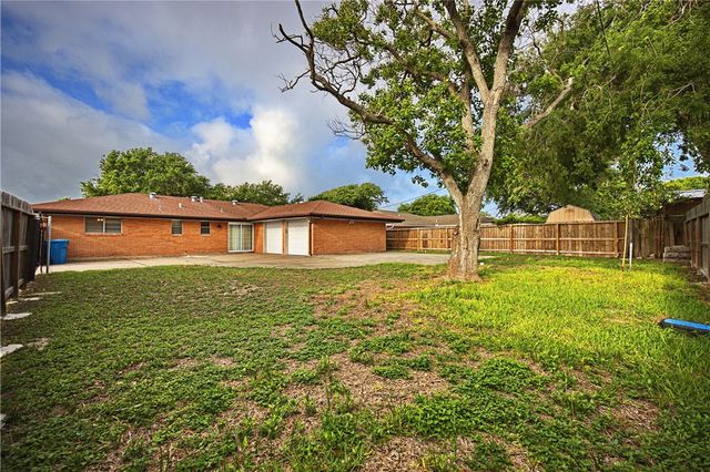 225 Blanco Dr, Portland, TX 78374