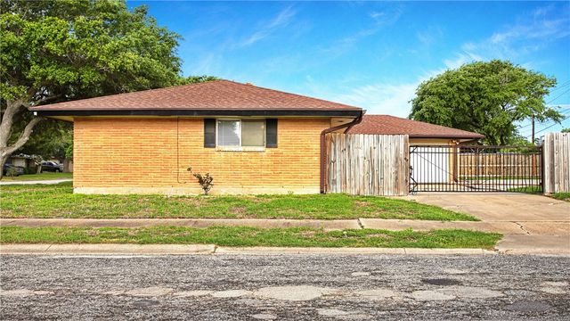 225 Blanco Dr, Portland, TX 78374