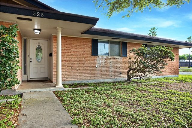 225 Blanco Dr, Portland, TX 78374