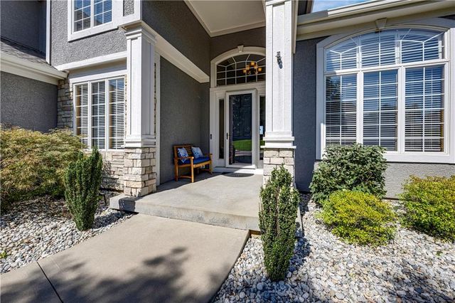 9924 Skyview Lane, Lenexa, KS 66220