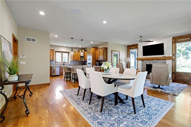 9924 Skyview Lane, Lenexa, KS 66220