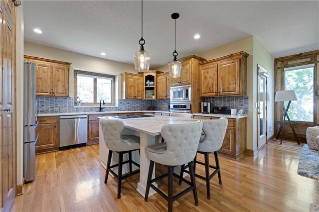 9924 Skyview Lane, Lenexa, KS 66220