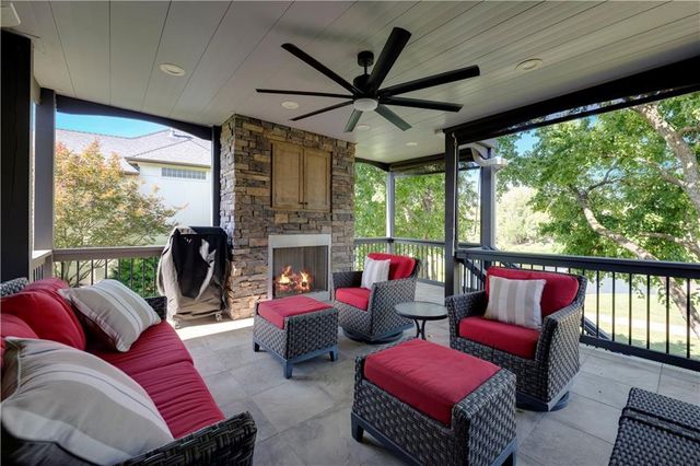 9924 Skyview Lane, Lenexa, KS 66220