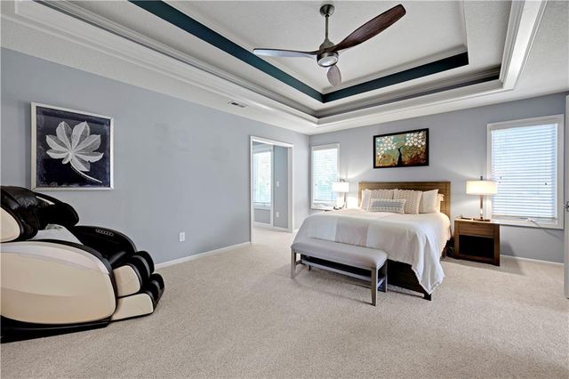 9924 Skyview Lane, Lenexa, KS 66220