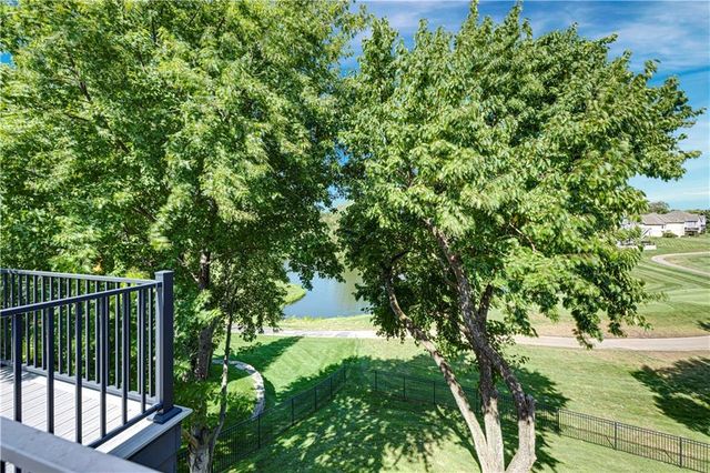 9924 Skyview Lane, Lenexa, KS 66220