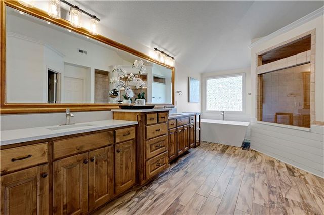 9924 Skyview Lane, Lenexa, KS 66220