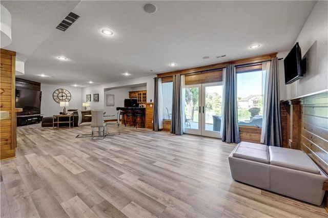 9924 Skyview Lane, Lenexa, KS 66220