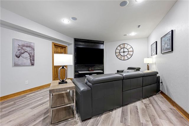 9924 Skyview Lane, Lenexa, KS 66220