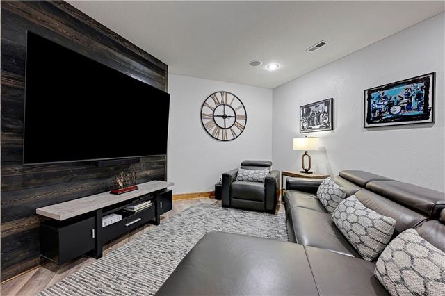 9924 Skyview Lane, Lenexa, KS 66220