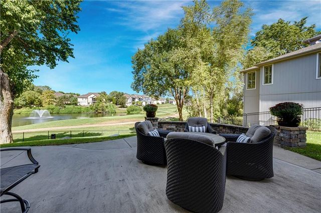 9924 Skyview Lane, Lenexa, KS 66220