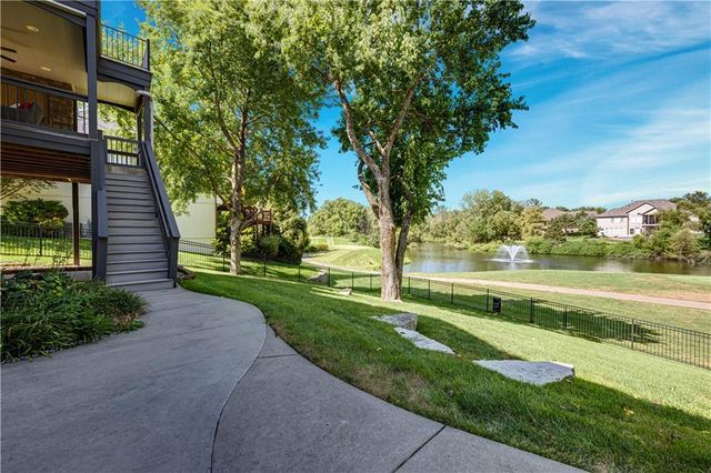 9924 Skyview Lane, Lenexa, KS 66220