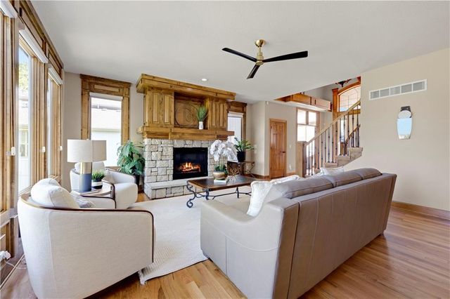 9924 Skyview Lane, Lenexa, KS 66220