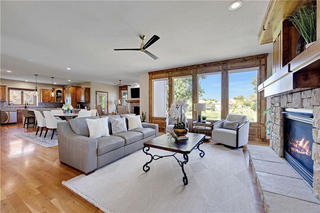9924 Skyview Lane, Lenexa, KS 66220