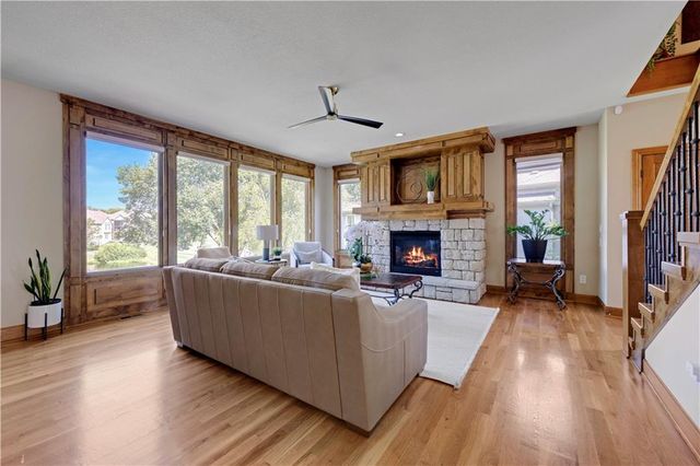 9924 Skyview Lane, Lenexa, KS 66220