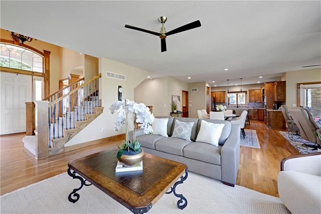 9924 Skyview Lane, Lenexa, KS 66220