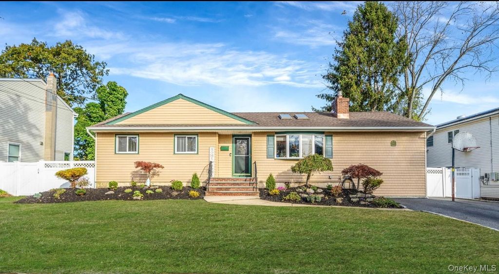 44 Lenox Street, Lindenhurst, NY 11757