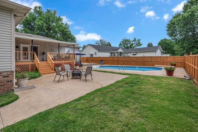 801 Douglas Dr, Lawrenceburg, TN 38464