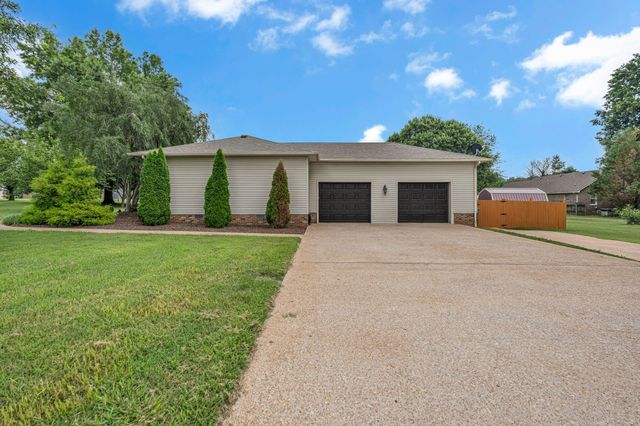 801 Douglas Dr, Lawrenceburg, TN 38464