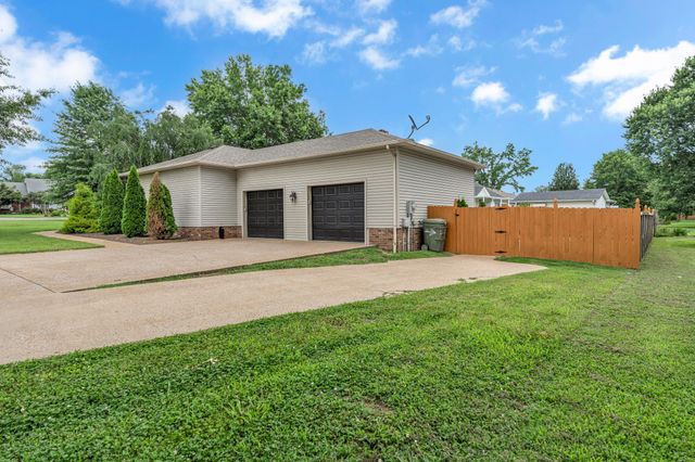 801 Douglas Dr, Lawrenceburg, TN 38464