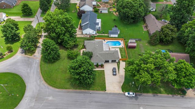 801 Douglas Dr, Lawrenceburg, TN 38464