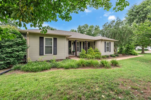 801 Douglas Dr, Lawrenceburg, TN 38464