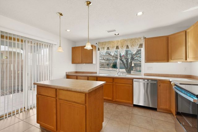 746 Loma Pinon Loop NE, Rio Rancho, NM 87144