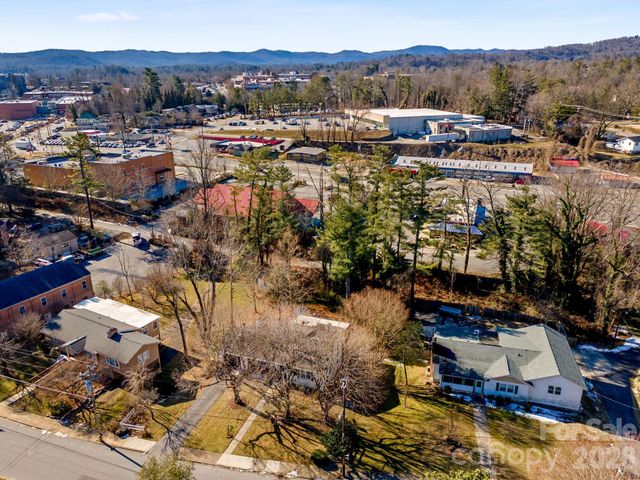 1223 Oakland Street, Hendersonville, NC 28792