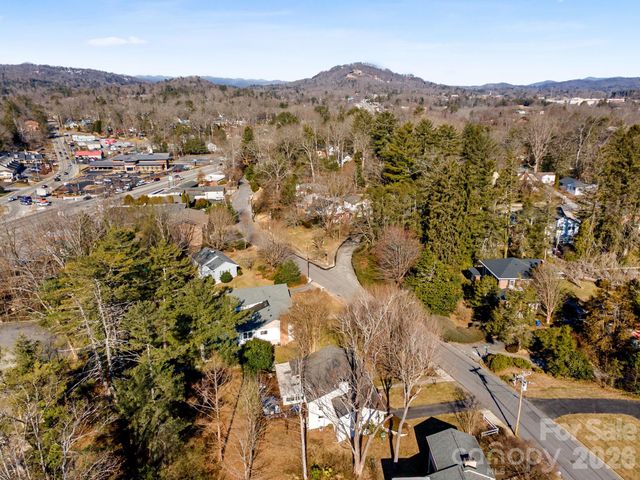 1223 Oakland Street, Hendersonville, NC 28792