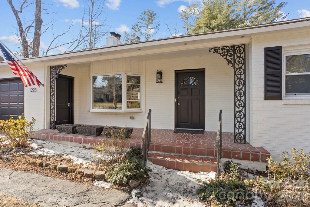 1223 Oakland Street, Hendersonville, NC 28792