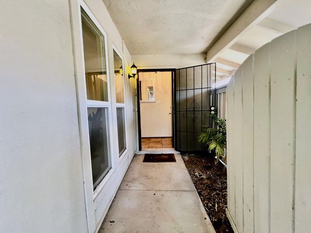 712 Roundtree Ct, Sacramento, CA 95831