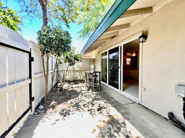 712 Roundtree Ct, Sacramento, CA 95831