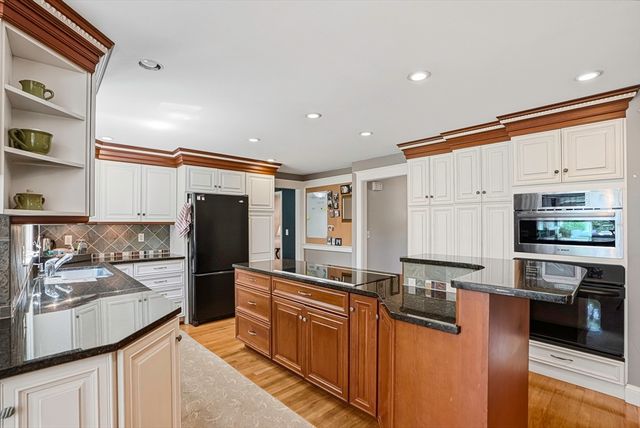 5 Diane Dr, Medway, MA 02053