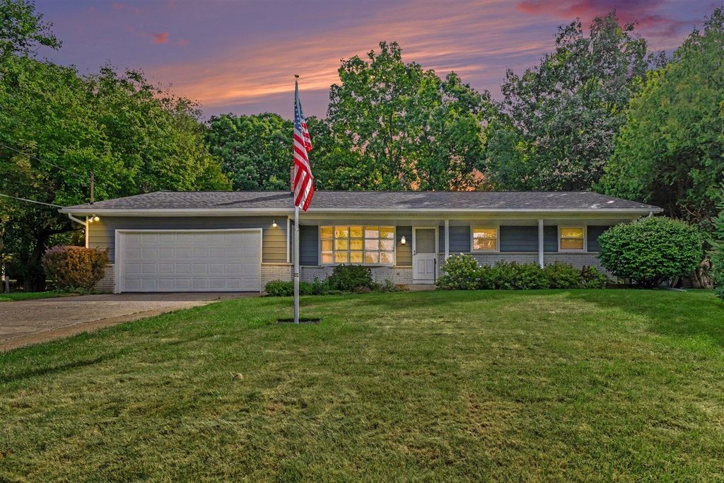 5482 Lindenwood Street, Kalamazoo, MI 49004