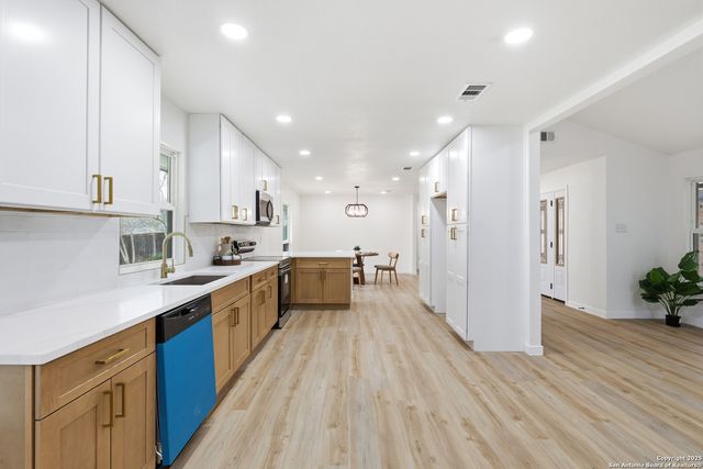 6431 Red Jacket, Leon Valley, TX 78238