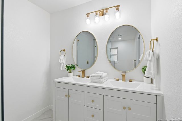 6431 Red Jacket, Leon Valley, TX 78238