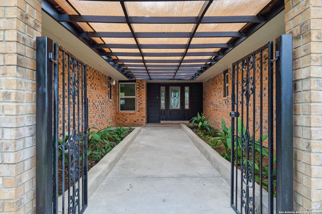 6431 Red Jacket, Leon Valley, TX 78238