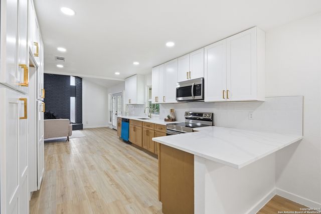 6431 Red Jacket, Leon Valley, TX 78238