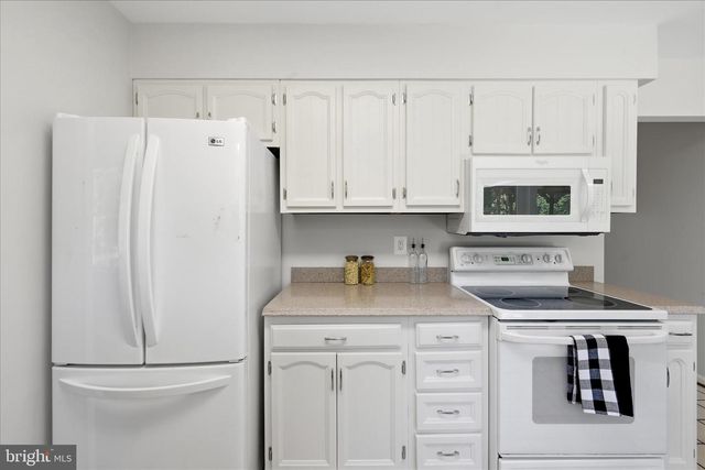 4556 LAWNVALE DR, Gainesville, VA 20155