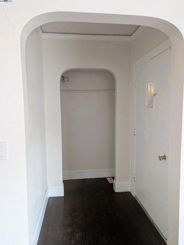 7818 Arthur St, Oakland, CA 94605