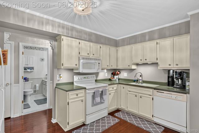 15905 New Bedford Drive 334, Clinton Charter Township, MI 48038