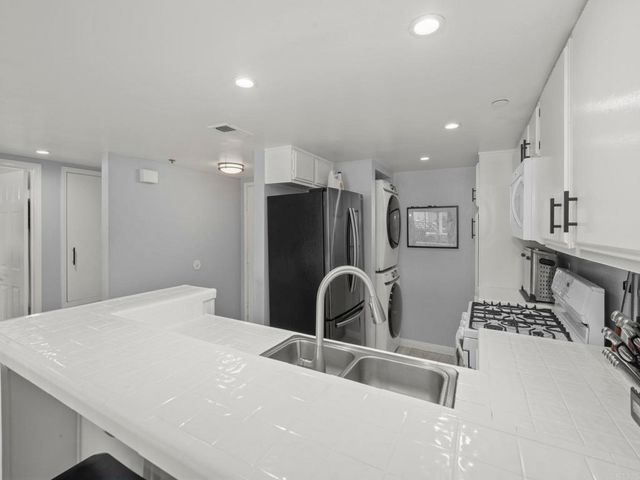 233 Mangano Circle, Encinitas, CA 92024