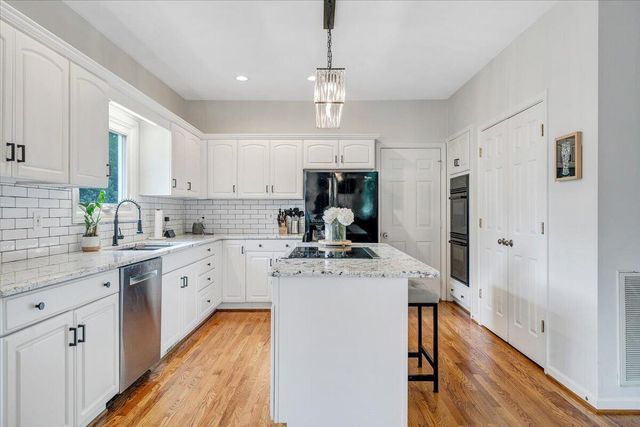 2932 W Club DR, Salem, VA 24153