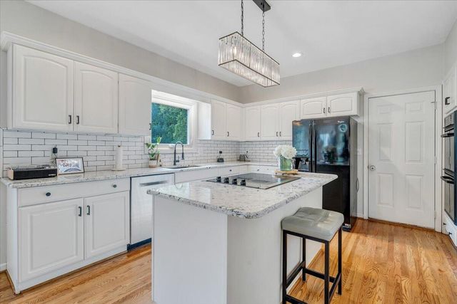 2932 W Club DR, Salem, VA 24153