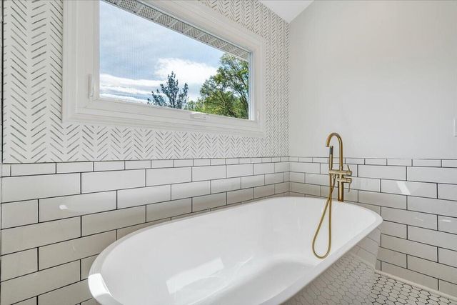 2932 W Club DR, Salem, VA 24153